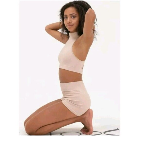 2 Capezio Shorts Seamless Rib Bike Dance Stretch Nylon Spandex Mid Rise XS/S - Picture 16 of 16